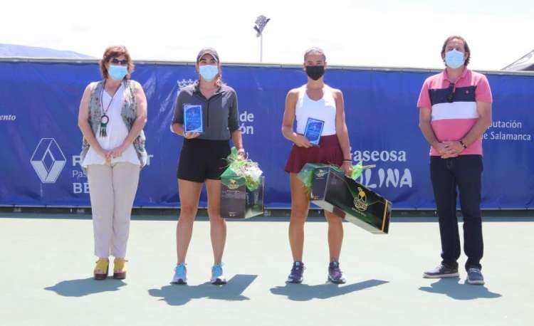 2 chicas tenistas con premios junto a un hombre y una mujer