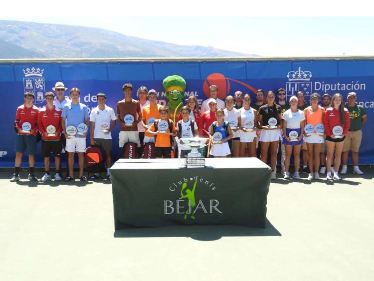 Foto de grupo con todos los campeones y finalistas del Open Ciudad de Béjar 2025 en las pistas de La Cerrallana.