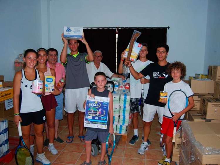 Jóvenes jugadores durante la entrega de los alimentos a San José Artesano