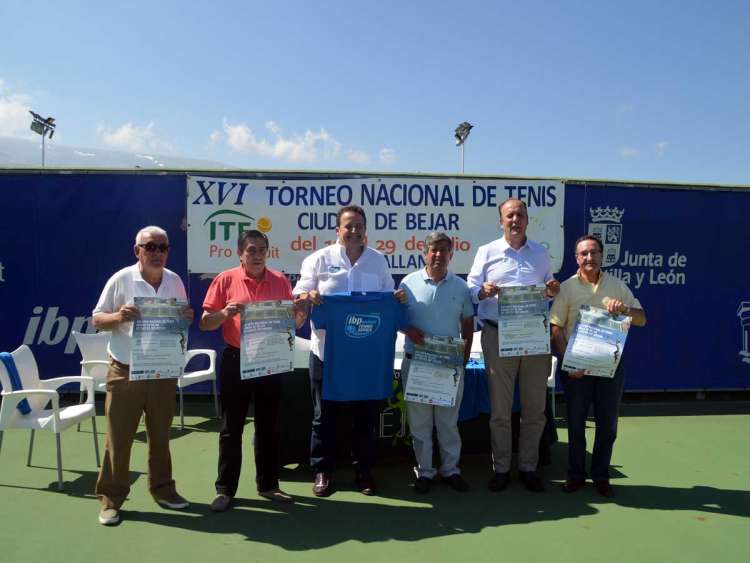 Organizadores y colaboradores durante la presentación del Open de Tenis de Béjar