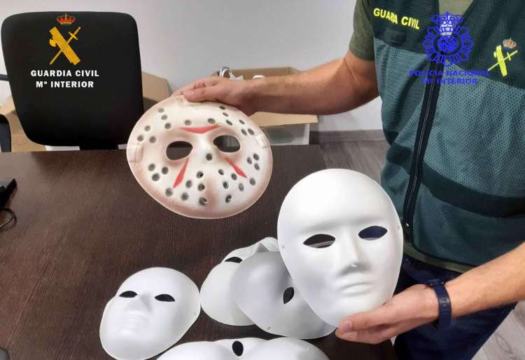 Varias máscaras en manos de un guardia civil
