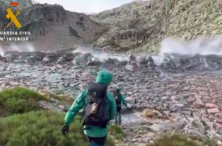 Un efectivo durante la búsqueda del montañero desaparecido en la Sierra de Béjar
