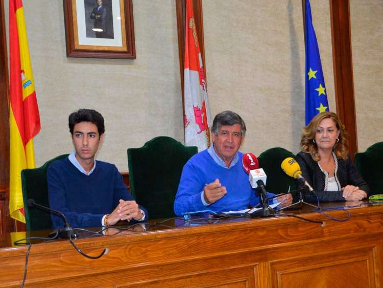 El alcalde junto a sus concejales