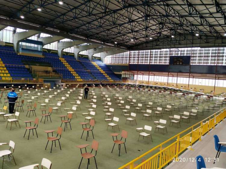 Pabellón preparado para el examen de los candidatos a Policia Local