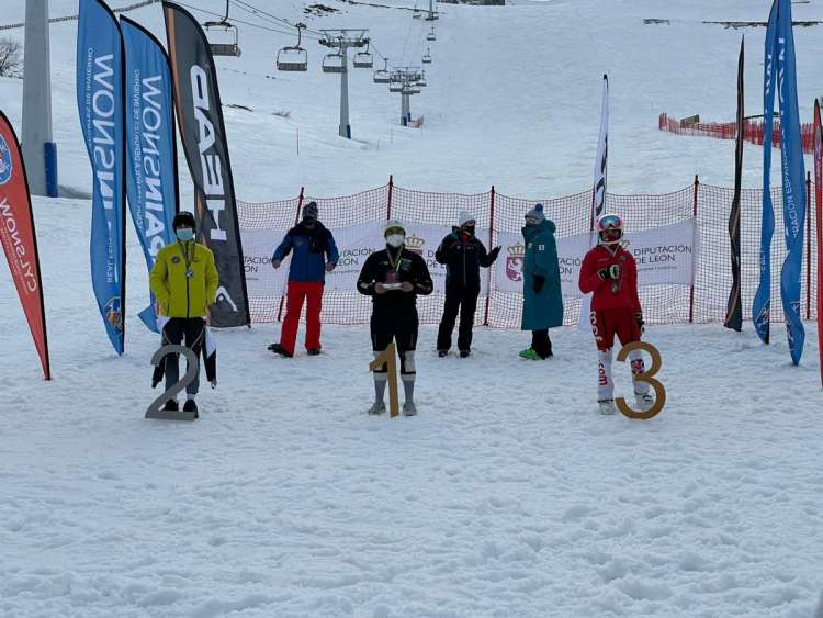Varios esquiadores sobre la nieve, formando el pódium de la categoría