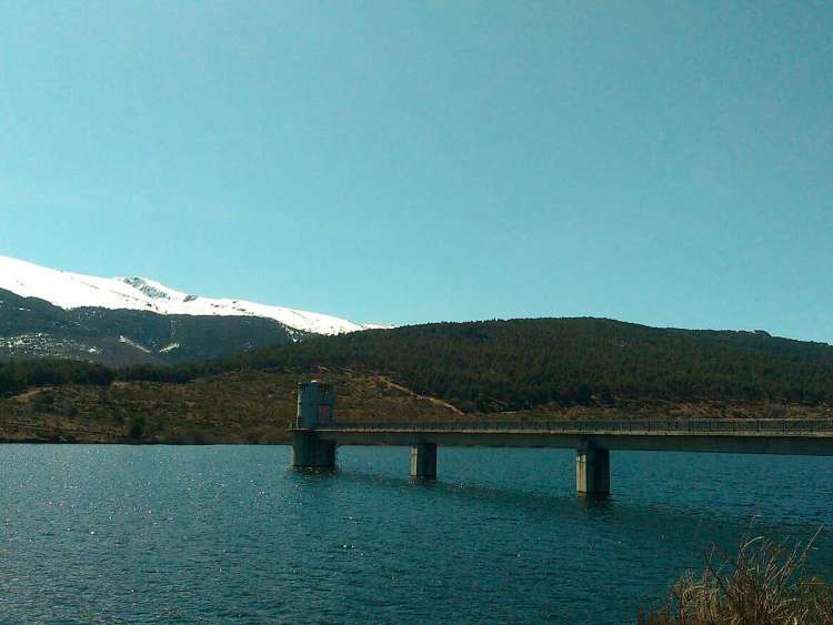 Nivel alto de agua en el embalse de Navamuño