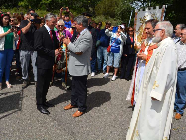 Tradicional intercambio de varas en la Curva de la Herradura 