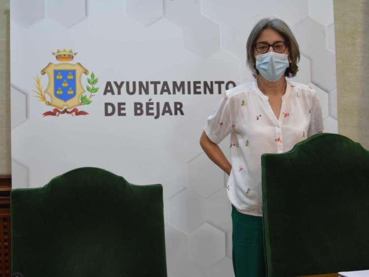 mujer tras unas sillas