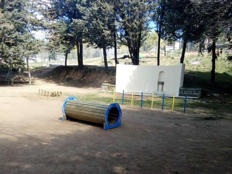 Vista parcial del parque canino ubicado junto a la iglesia de Los Pinos