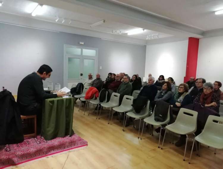 Parro presentando su libro en el Casino Obrero