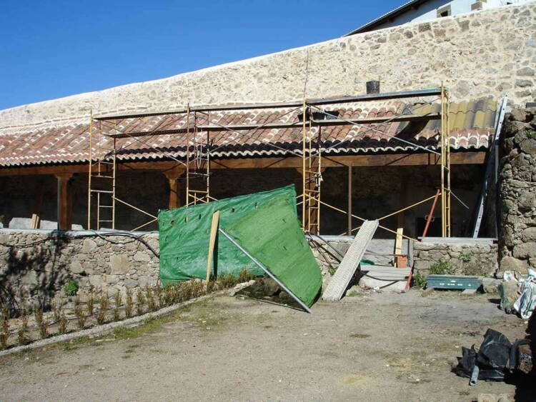 Construcción de porche con estructura de madera recubierto de teja