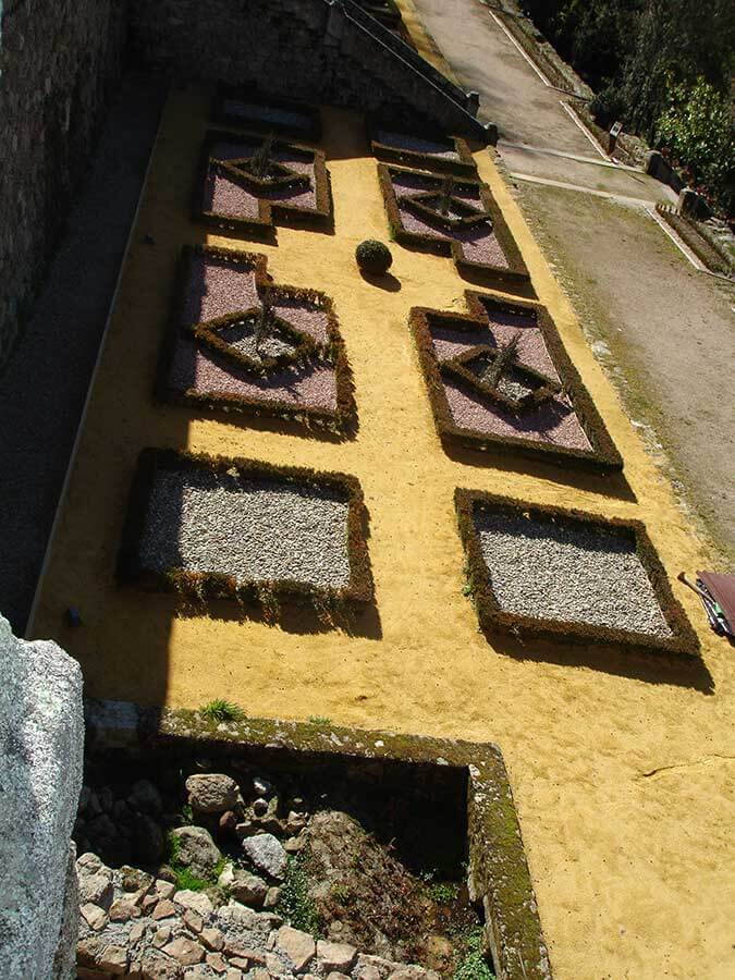 Huerta de los Bojes, pavimento de grava de diversos colores bordeados de boj