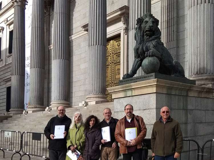 Miembros de la PDBB y San Gil en el exterior del Congreso de la Diputados