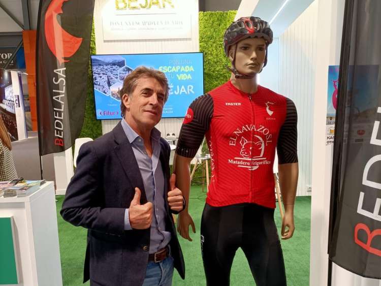 Pedro Delgado junto al maillot oficial de la Marcha Bedelalsa