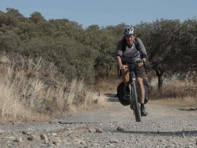 Peio Ruiz Cabestany sobre la bicicleta de montaña por un camino