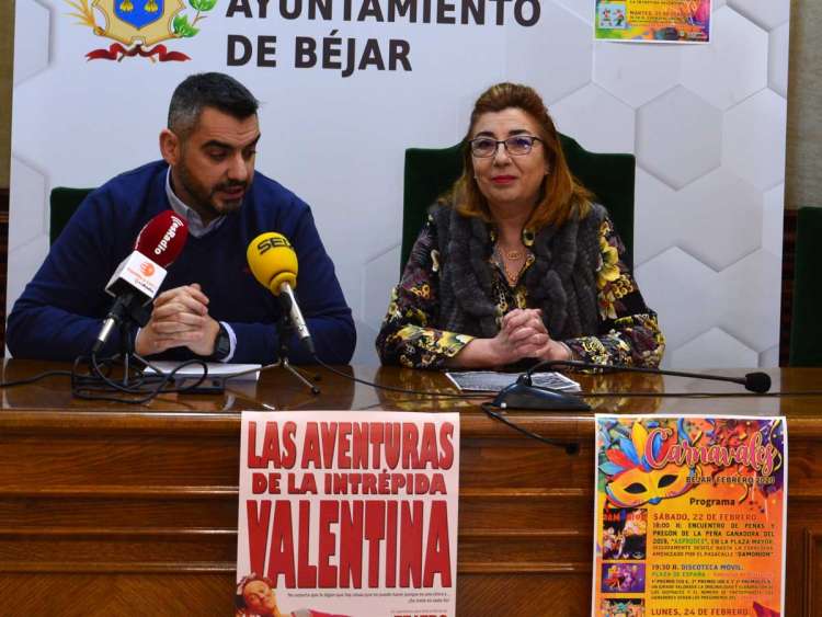 Ana Vicente  Peralejo y Manuel Garrote, cultura, presentan la progamación de Carnavales de Béjar