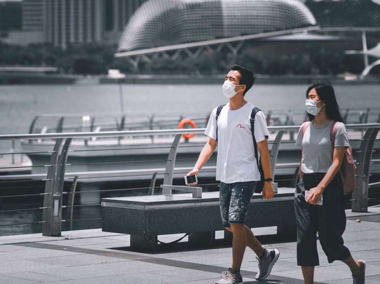 dos personas paseando