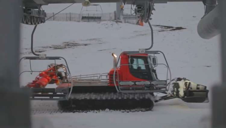 Máquina pisa pistas en La Covatilla