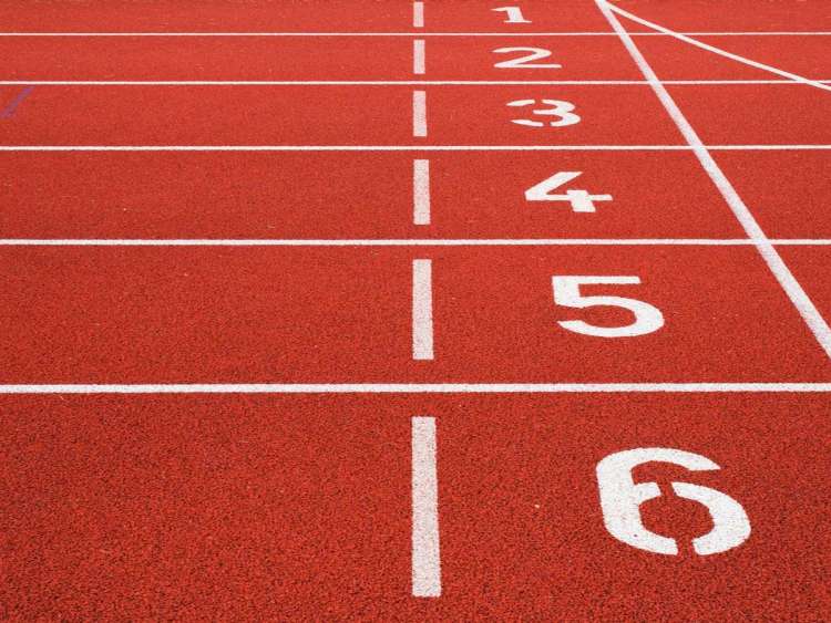 Pista deportiva con números de calles de atletismo