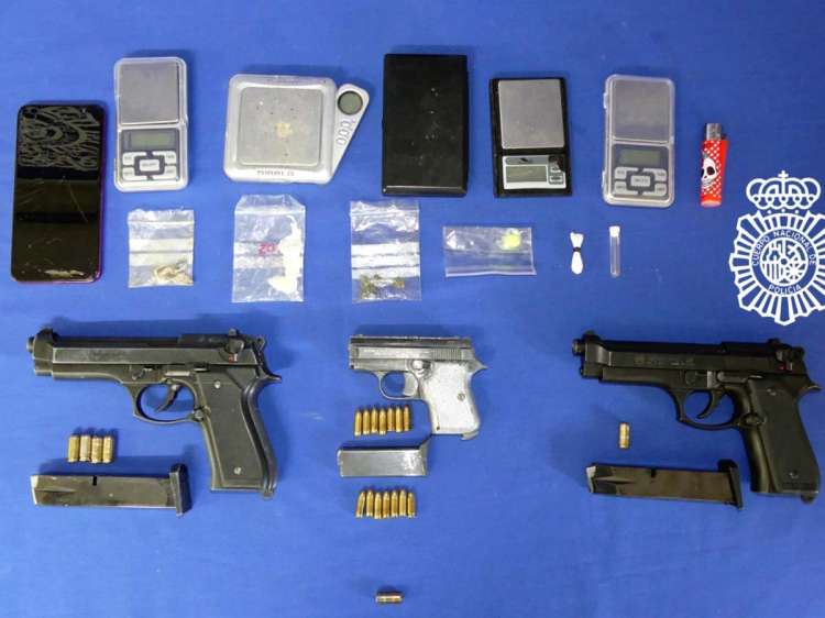 Armas y material incautado a los detenidos