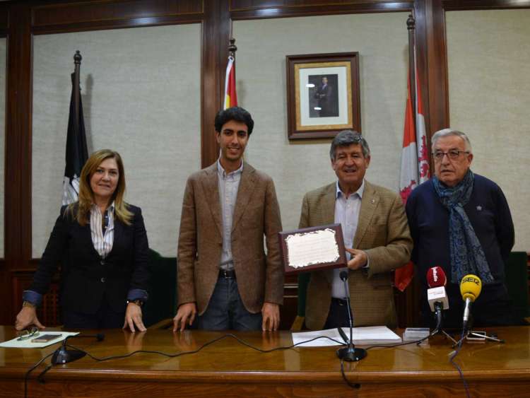 Entrega de la placa de FECITAL al Ayuntamiento