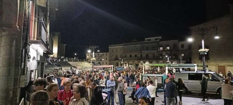 Publico en la Plaza Mayor participando en la Calbotada