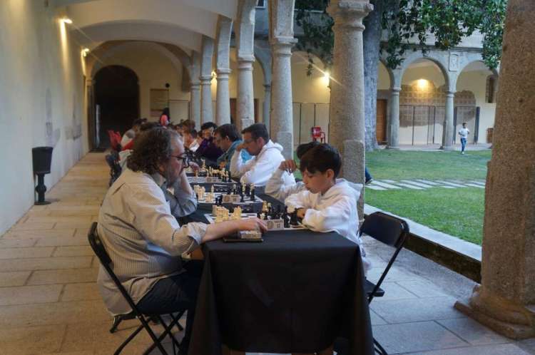 Partidas del X Torneo de Ajedrez Ferias de Béjar en el Claustro del CMC San Francisco