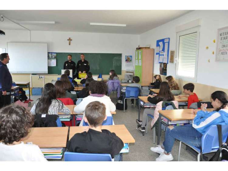 Entrega de los carnets de cyberexperto a alumnos/as del María Auxiliadora por parte de dos efectivos de la Policía de Béjar