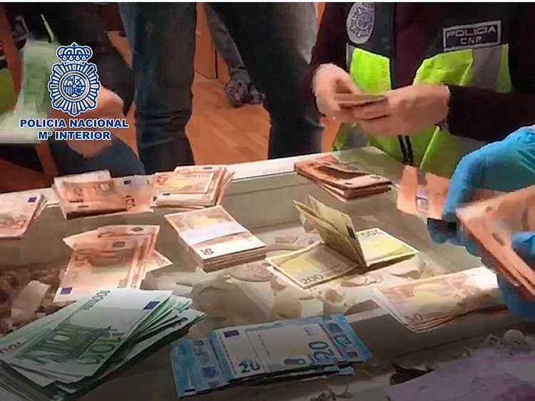 Policía Nacional cuenta dinero incautado enla operación