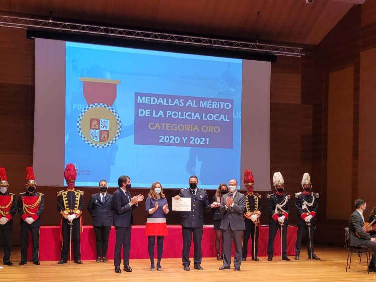 Varias personas sobre un escenario con una pantalla detrás