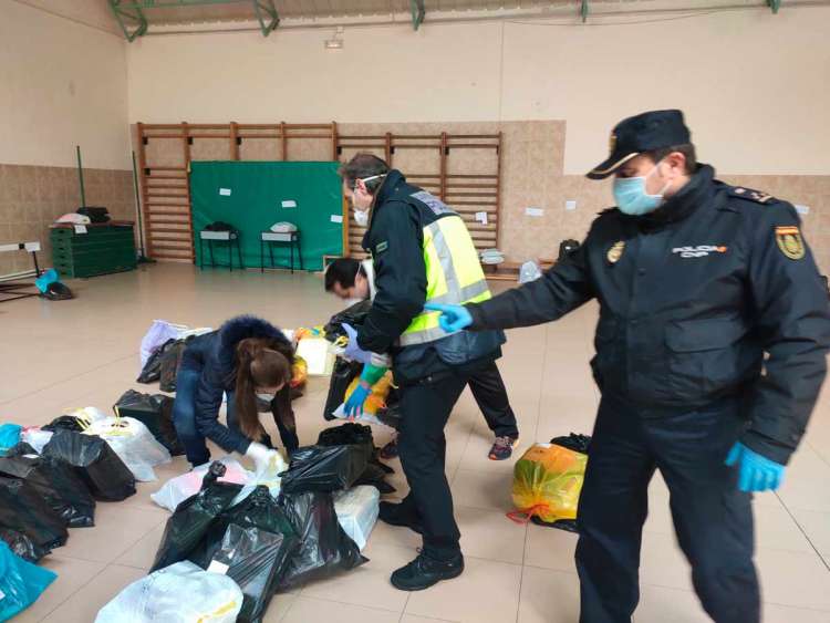 Policia coordinando el trabajo de recuperación del material del centro escolar