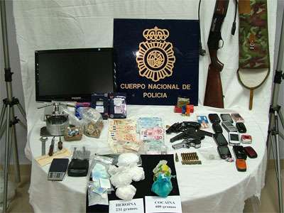 Mesa con el material incautado durante la operación