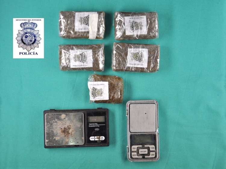 Cinco paquetes de hachís y dos basculas de precisión