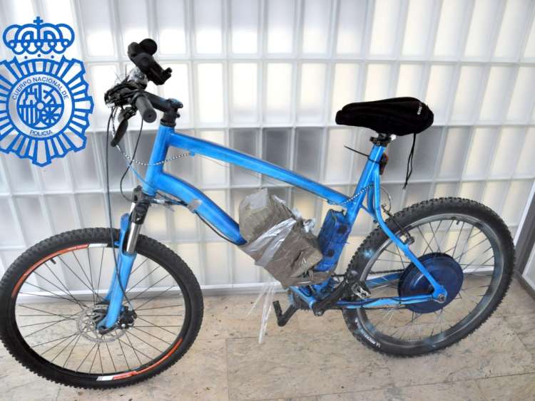 Bicicleta con paquete de heroína