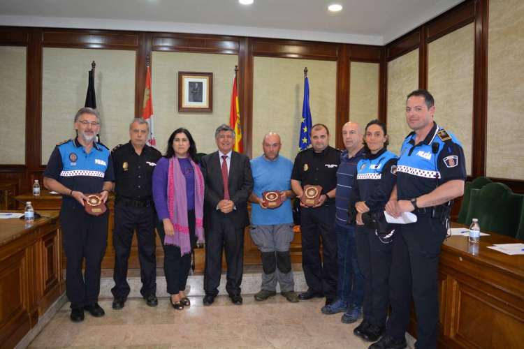 Representantes de las policías y protección civil junto al alcalde en el salón de plenos
