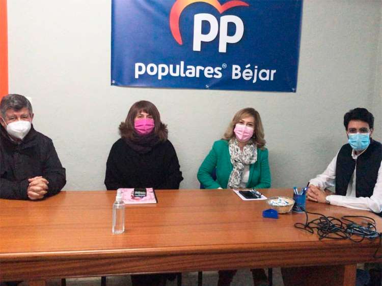 Cuatro personas sentadas a una mesa