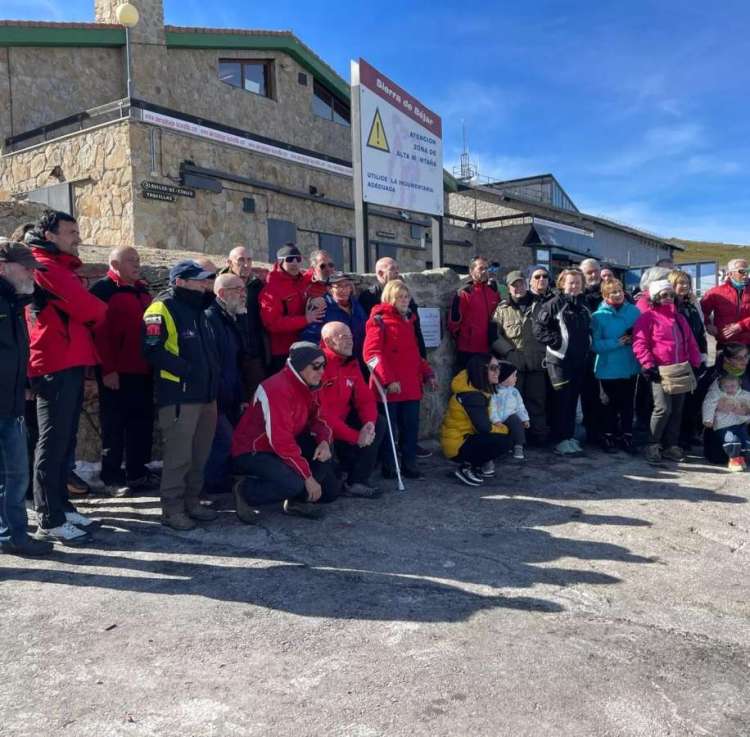 Grupo de asistentes al homenaje en La Covatilla