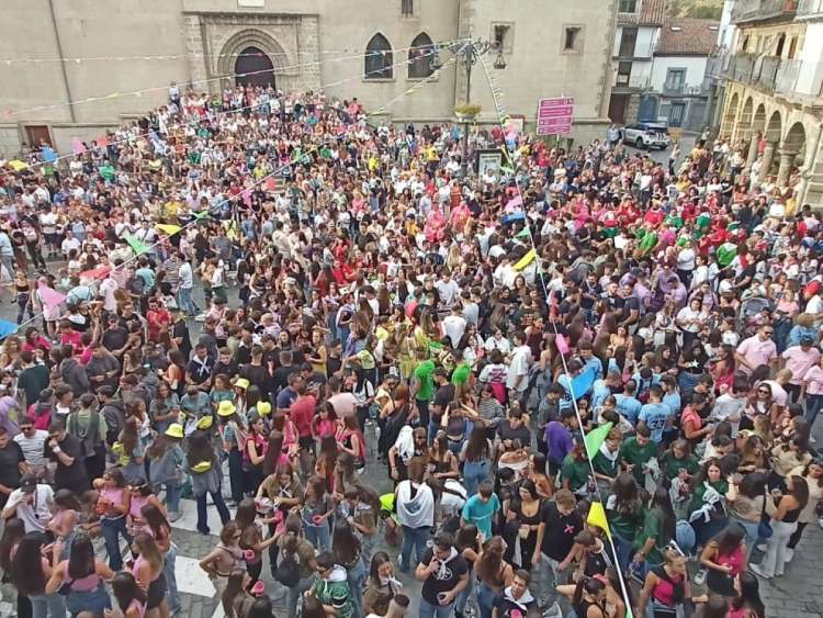 Ambiente en la Plaza Mayor de Béjar durante el pregón