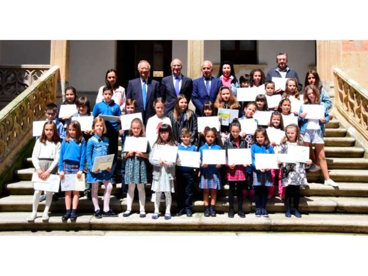 Alumnos premiados durante la entrega de premios en La Salina