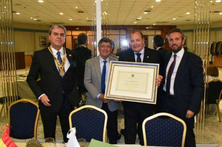 Responsables de la Caixa junto al alcalde de Béjar y la presidente del Rotray club de Béjar en la entrega del diploma acreditativo