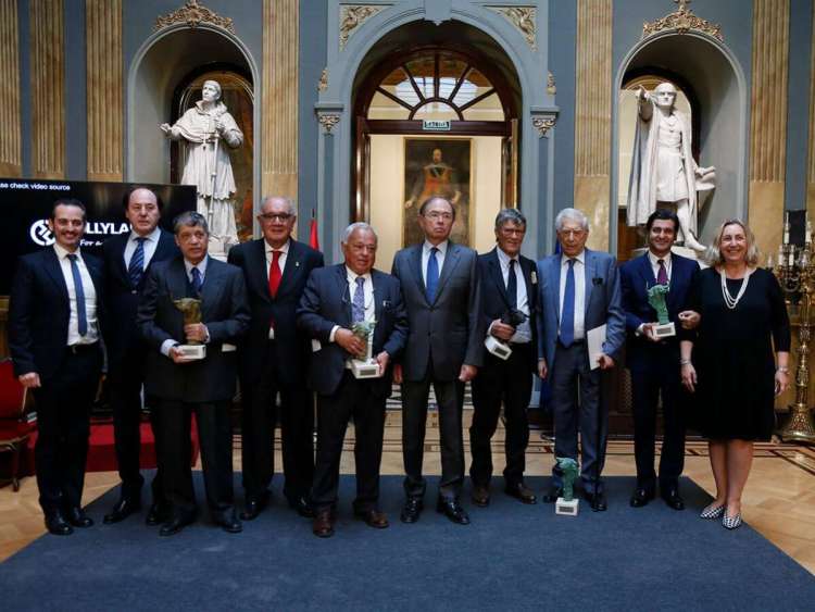 10 personas en una sala.