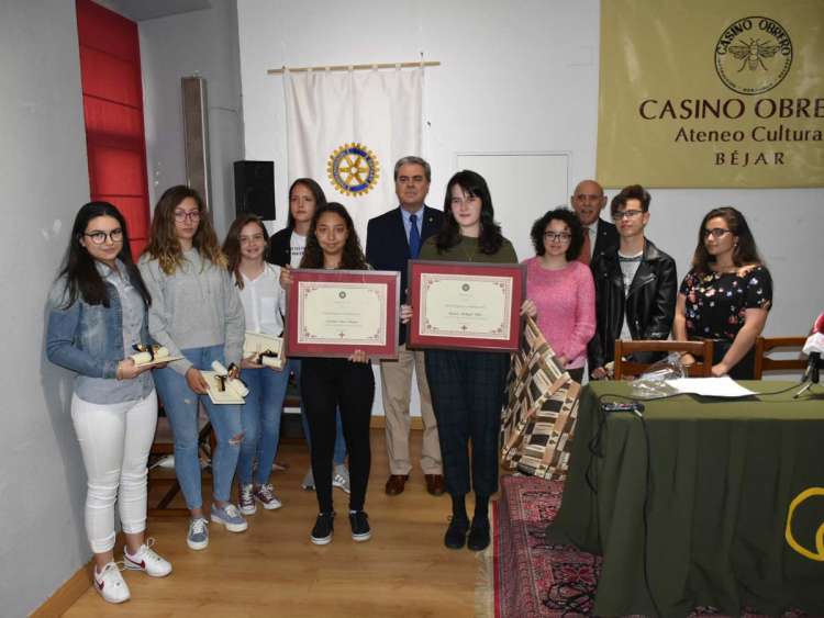 Alumnas premiadas con el premio protagonistas  del Rotary club