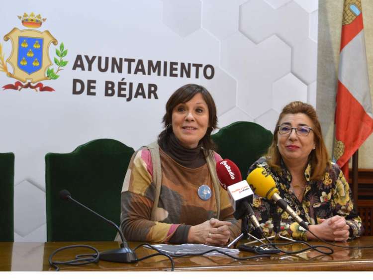 Ana Peralejo y la directora de la Escuela Municipal de Música, Cari Argente