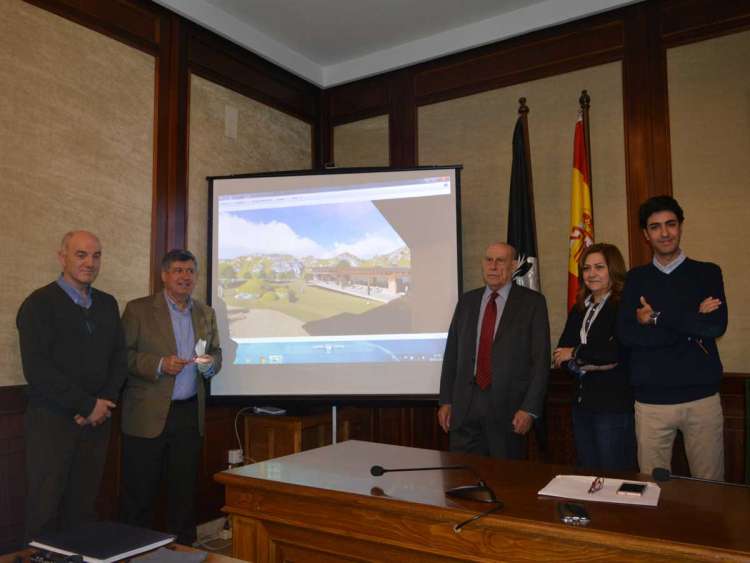 El promotor del camping junto al equipo de gobierno 