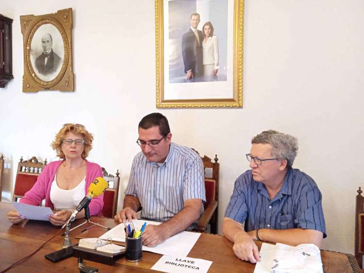 Iván Parro, presidente del Casino Obrero, junto a dos miembros de la directiva durante la presentación del Concurso Literario 