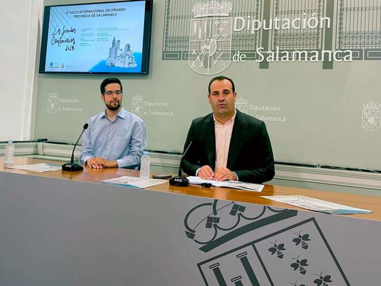 Presentación del ciclo "Los sonidos centenarios 2025" por la Diputación de Salamanca, con el diputado de Cultura y el director artístico Samuel Pedro Maíllo.