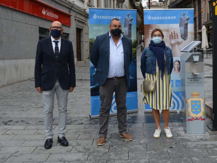 Concejales durante la presentación de los dispensadores