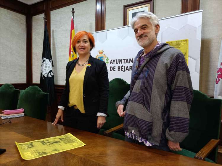 La concejala Rosa Torres presentan la obra con uno de los miembros de la compañía