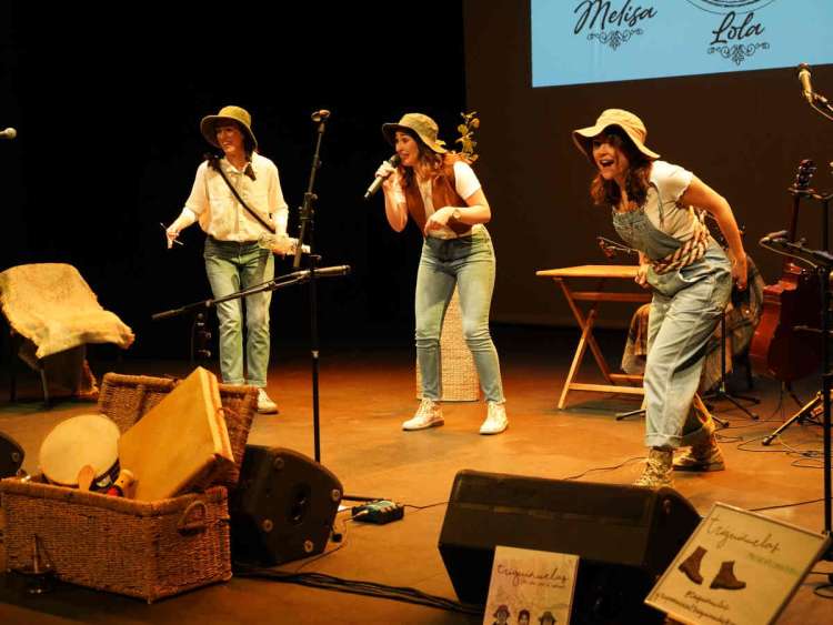 La agrupación Triguiñuelas actuando en Segovia 