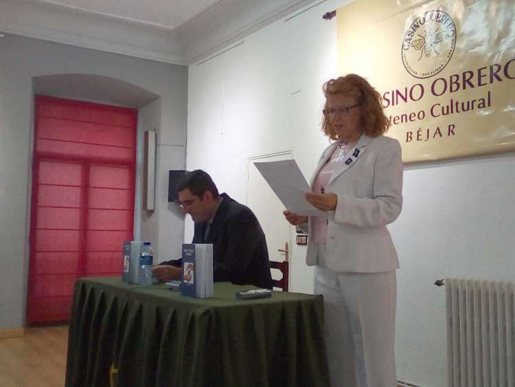 Carmen Carpio presenta a Iván Parro en el Casino Obrero